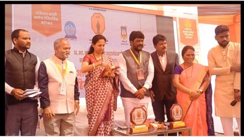 “राजकारणी आणि साहित्यिक यांची लढाई…”