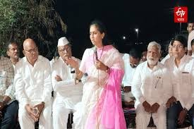 [Etv Bharat]पुरंदर तालुक्यात तुमची जमीन!; सुप्रिया सुळेंसमोरच गावकऱ्यांचा आरोप, म्हणाल्या 'तर सगळी जमीन माझी...'