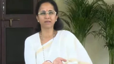 [TV9 Marathi]मोहित कंबोज यांच्या कौटुंबिक कार्यक्रमाला ठाकरेंची उपस्थिती, यावर सुप्रिया सुळे म्हणाल्या की मला वाटतं..