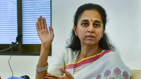[Navarashtra]‘मंत्र्यांच्या गाड्या अडवा, जेलमध्ये जायची माझी तयारी’ पंढरपुरात दुष्काळाच्या मुद्द्यावर सुप्रिया सुळे आक्रमक