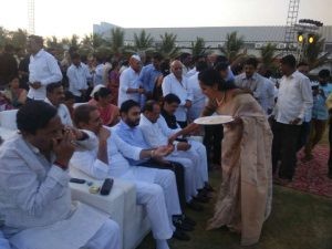 अजितदादांनी केले पै-पाहुण्यांचं स्वागत, सुप्रियाताईंकडून अक्षता वाटप