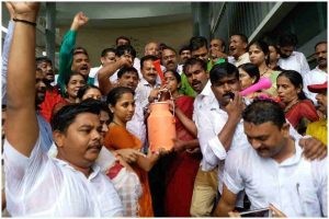 दूध दरवाढीसाठी राष्ट्रवादी काँग्रेसचे पुण्यात ‘पुंगी बजाओ’ आंदोलन