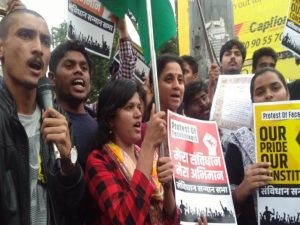 संविधानाच्या सन्मानासाठी पुण्यात तरुणाई रस्त्यावर